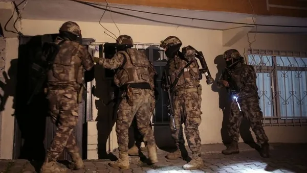 teror-orgutu-uyelerine-es-zamanli-operasyon-7-gozalti-1646219801000.jpg Terör örgütü üyelerine eş zamanlı operasyon: 7 gözaltı-2