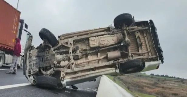 Kontrolden çıkan pikap TEM'de dehşet saçtı! Önce kamyona çarptı ardından bariyerlere devrildi