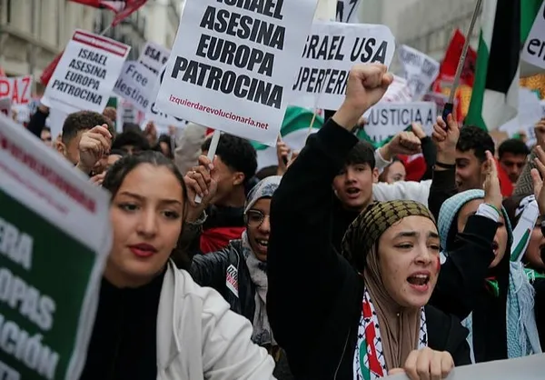 milyonlar-filistine-destek-icin-toplandi-londrada-israil-karsiti-protesto-nehirden-denize-ozgur-filistin-1700166369155.jpeg Milyonlar Filistin’e destek için toplanmaya devam ediyor! Londra'da lise öğrencileri dersi terk edip tek yürek oldu: "Nehirden denize Özgür Filistin"-6