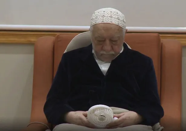 feto-elebasi-fetullah-gulen-oldu-iddialari-guclendi-pensilvanyadaki-teror-yuvasindan-panik-videosu-1637259523315.jpg