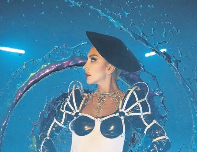 Aklımda ile dünyaya sesleniyor