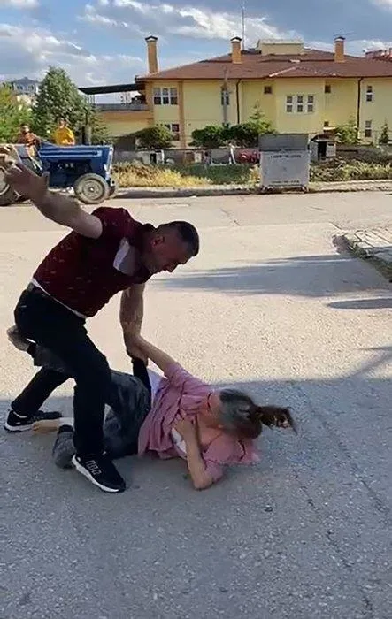 Boşanma kavgasında tekmeler havada uçuştu! Kadına şiddet kamerada-3