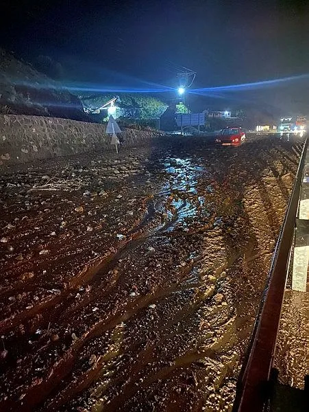 heyelan-nedeniyle-kapanan-erzincan-erzurum-kara-yolu-ulasima-acildi-1687415852047.jpeg Heyelan nedeniyle kapanan Erzincan-Erzurum kara yolu ulaşıma açıldı-4