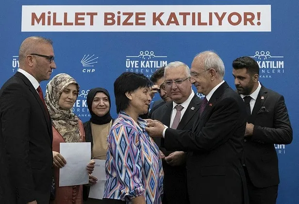 chp-tiyatrosu-ifsa-oldu-kursuye-cikardiklari-yeni-uyeyi-direktifle-konusturma-cabasi-1660827231674.jpeg CHP tiyatrosu ifşa oldu: Kürsüye çıkardıkları 'yeni üye'yi direktifle konuşturma çabası-2