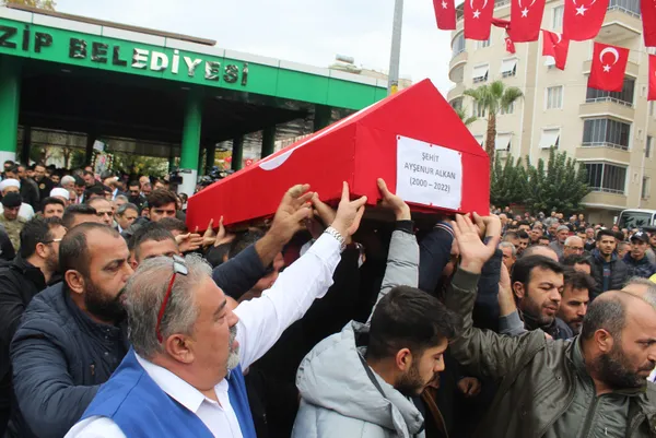 sehit-aysenur-alkanin-babasi-ilk-kez-ogretmenler-gununu-kutlayacakti-beni-ayakta-tutan-tek-sey-1669270556076.jpg İşte şehit öğretmen Ayşenur Alkan'ın hayali! Babası açıkladı: Yoksullara yardım etmek istiyordu-4