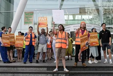 Avrupa'da 'sağlıksız' sistem! İngiltere'de binlerce pratisyen hekim çalışma saatlerini ve maaşları protesto etti