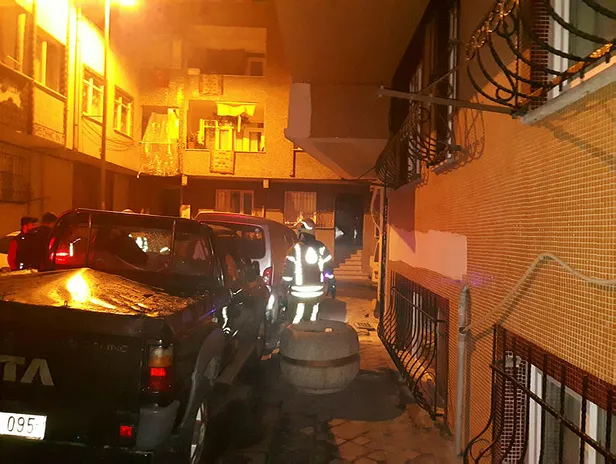 İstanbul'da hareketli gece! Doğalgaz kutusundan çıkan duman panik yarattı-2