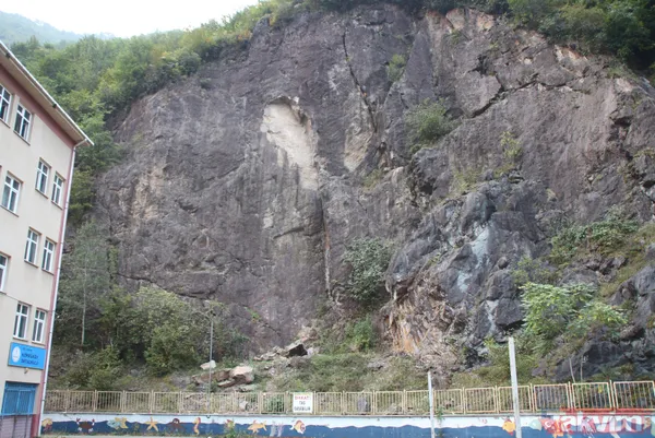 Öğrenciler ölümle burun burunaydı! Rize Ardeşen'de kaya parçalarına karşı çelik ağlar örülüyor - 14