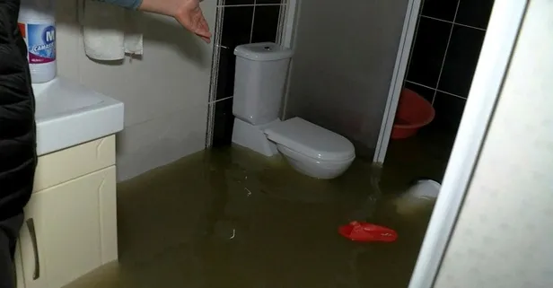 Maltepe'de asfalt çalışması sonrası tıkanan kanalizasyon nedeniyle iki ev sular altında kaldı!