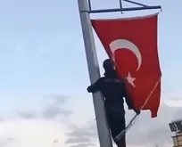 Katlanan Türk bayrağını direğe tırmanıp düzeltti