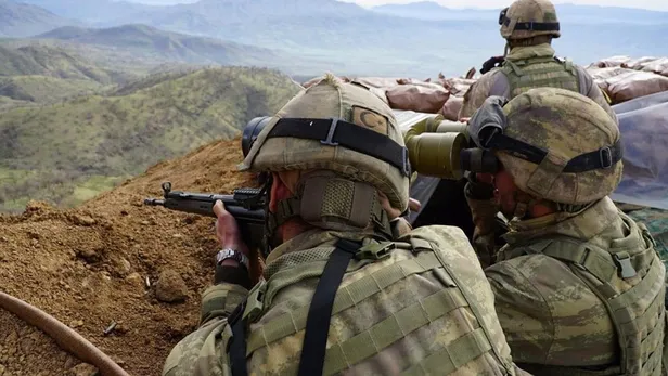 teror-orgutu-pkkda-cozulme-suruyor-icisleri-bakanligi-duyurdu-3-terorist-guvenlik-guclerine-teslim-oldu-1624720880855.jpeg Terör örgütü PKK'da çözülme sürüyor! İçişleri Bakanlığı duyurdu: 3 terörist güvenlik güçlerine teslim oldu-3