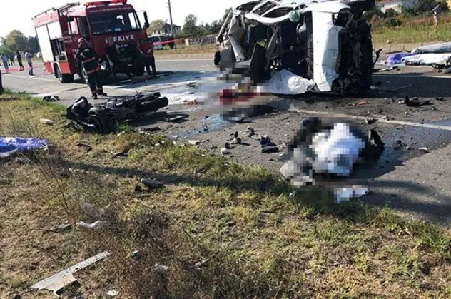 Sakarya'da feci kaza! Ölü ve yaralılar var