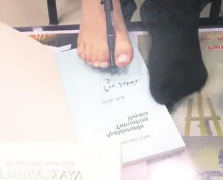 Ayakları ile hayata tutundu