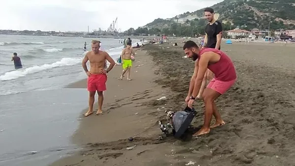 Hatay Samandağ'da denizde panik anları! Eski bir televizyonu mayın sandılar!-1