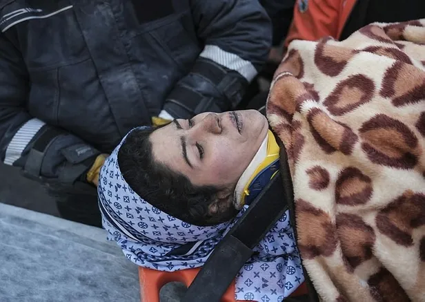 Deprem bölgesindeki mucize kurtuluşlarda gözyaşları sel oldu: "Ne olur elimi bırakmayın"-14