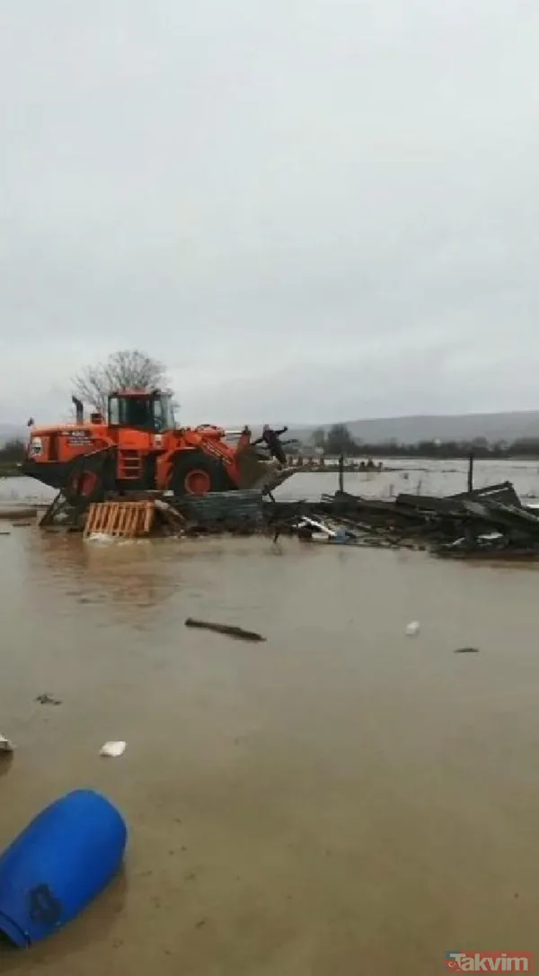 SON DAKİKA: Bursa'da sel alarmı! Tarım arazileri sular altında! Yılanlar ortaya çıktı - 12
