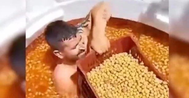 Süt banyosundan sonra bir iğrenç görüntü daha: Yarı çıplak halde girdiği tanktan zeytinleri kasalara doldurdu