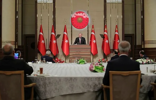 son-dakika-baskan-recep-tayyip-erdogandan-esnaf-ve-sanatkarlar-ile-iftar-programinda-onemli-aciklamalar-1649959906978.jpeg Son dakika: Başkan Recep Tayyip Erdoğan'dan Esnaf ve Sanatkarlar ile İftar Programı'nda önemli açıklamalar-2