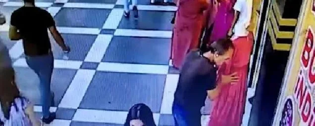 Urfada kırmızı elbiseli cansız manken hırsızlığı kamerada