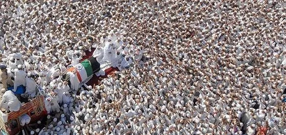 Hindistan’da Syedna Muhammed Burhaneddin’in ölümü nedeniyle toplanan kalabalığın yol açtığı izdihamda 18 kişi öldü