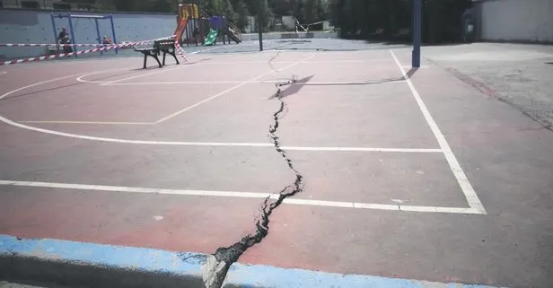 Sancaktepe’de bir ilkokulun yanında bulunan parkta derin çatlaklar oluştu