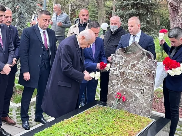 mhp-lideri-devlet-bahceli-alparslan-turkesin-kabrini-ziyaret-etti-1682057604594.jpg