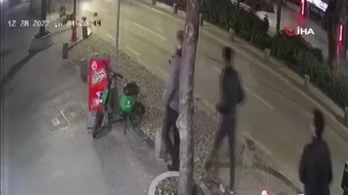 Savrulan motosiklet 30 metre sürüklendi! Korkunç kaza kamerada: 2 kişi ağır yaralandı