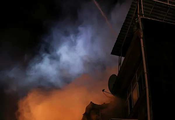 Fatih’te 3 katlı bina alev alev yandı-4