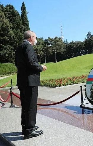 Başkan Erdoğan, Haydar Aliyev ve eşinin kabrini ziyaret etti