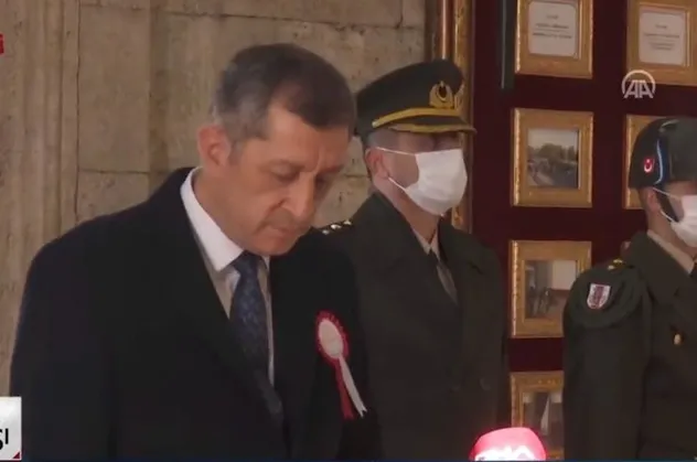 SON DAKİKA: Milli Eğitim Bakanı Ziya Selçuk'tan Anıtkabir'e 'Öğretmenler Günü' ziyareti