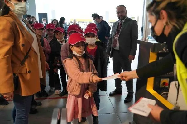 THY’den 23 Nisan sürprizi: 46 çocuk uçakla tanıştı-2