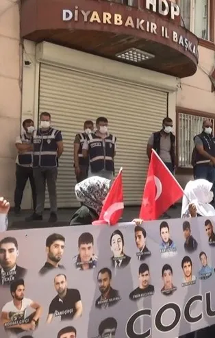 Diyarbakır’da Kandil'in sözcüsü HDP kepenk kapattı! Aileler çocuklarının resminin bulunduğu pankartlı tepki gösterdi