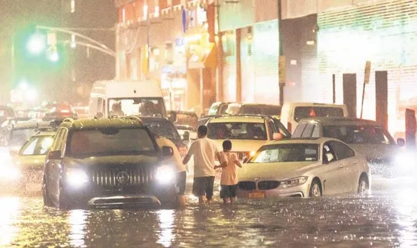 Afganlar, paralarını çekmek için günlerce kuyrukta bekliyor (Dünya haberleri)-1