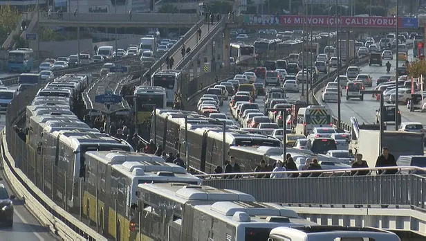 Son dakika: İstanbul'da ulaşım çilesi! Metro seferleri durdu, metrobüs arızalandı-4