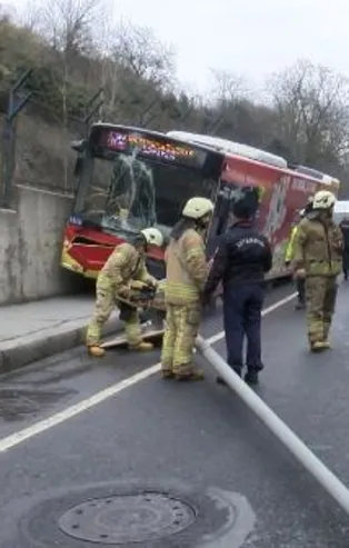Sarıyer’de kontrolden çıkan İETT otobüsü aydınlatma direğine çarptı! Şok iddia: Freni tutmuyordu