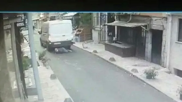 yasli-kadin-minibusun-altinda-kaldi-o-anlar-kamerada-hastaneye-gelip-bir-gecmis-olsun-bile-demedi-1644950053238.jpeg Yaşlı kadın minibüsün altında kaldı: O anlar kamerada! "Hastaneye gelip bir geçmiş olsun bile demedi"-2