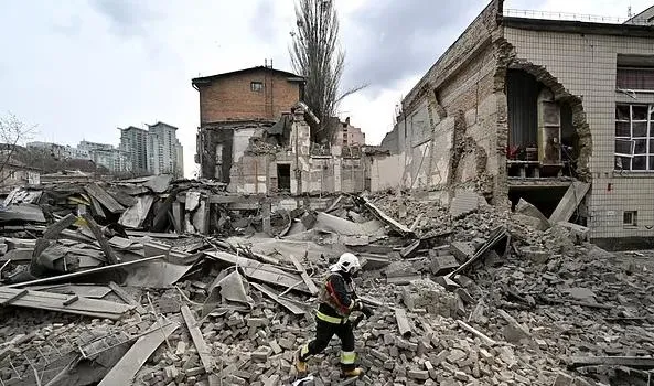 Katliamın ardından enkaz altında kalanları arama çalışmaları devam ediyor.