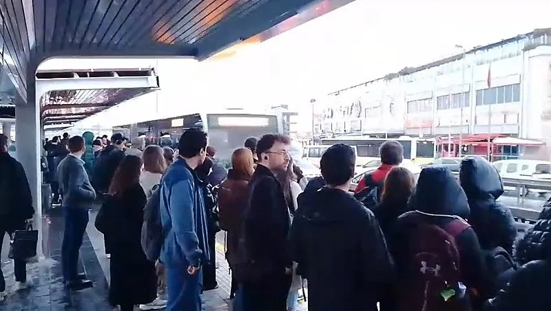 Metrobüs arızalandı (DHA)
