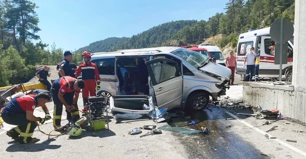 Beton bariyere çarpan minibüs hurdaya döndü: 2 ölü, 2 yaralı
