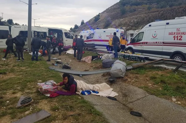 Mersin'de tarım işçilerini taşıyan araç takla attı: 1 kişi öldü 11 kişi yaralandı