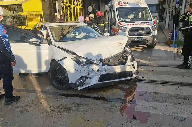 İzmit'te otomobil ile tramvay çarpıştı: 2 yaralı
