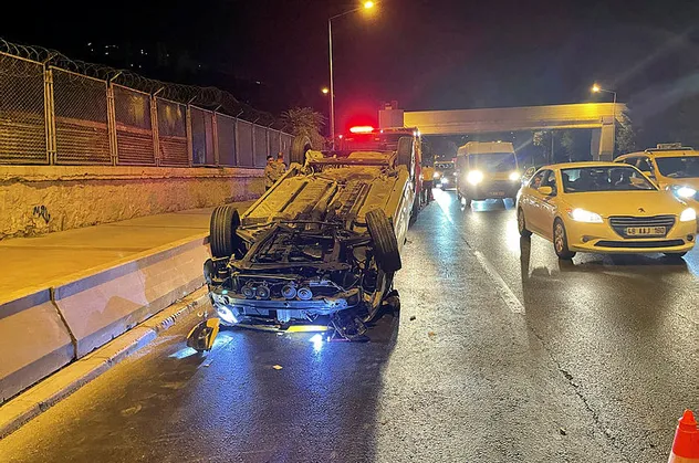 İzmir'de kontrolden çıkan taksi takla attı: 1 yaralı