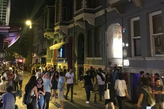 CHP’nin İstanbul Sahur Buluşması’nda partililerin içki içmesine büyük tepki