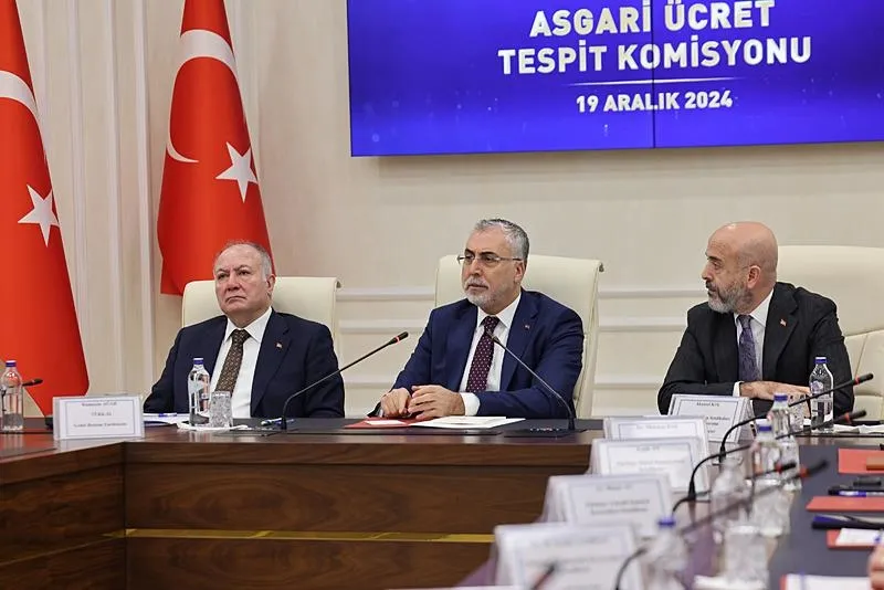 İşçi, işveren ve hükümet temsilcilerinden oluşan Asgari Ücret Tespit Komisyonu'nun, 2025'te geçerli olacak asgari ücreti belirleme çalışmaları kapsamındaki üçüncü toplantısı yapıldı. (AA)
