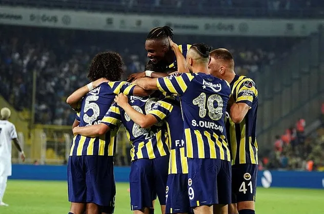 Enner Valencia süper oynadı, iki gol attı... Sarı-Lacivertliler, Adana Demir'i devirip ligin zirvesine çıktı