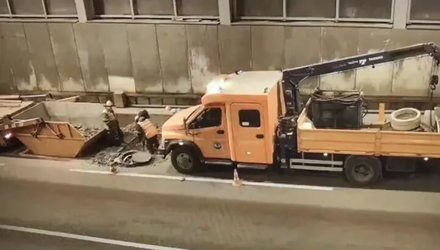 Akılalmaz kaza! Vinç işçileri silindir gibi ezdi | Video