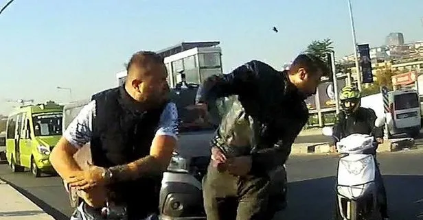 Kağıthane’de trafik magandası önünü kestiği motosikletliyi tokatladı! Olay saniye saniye kameralarda