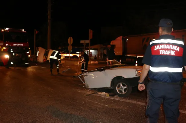 Manisa'da feci kaza! Otomobil ortadan ikiye bölündü-4