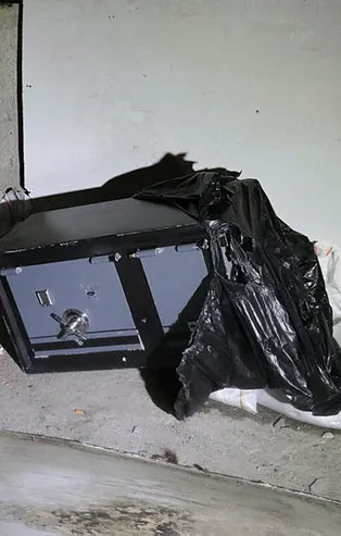 İzmir'de sokak ortasında çelik kasa bulundu!