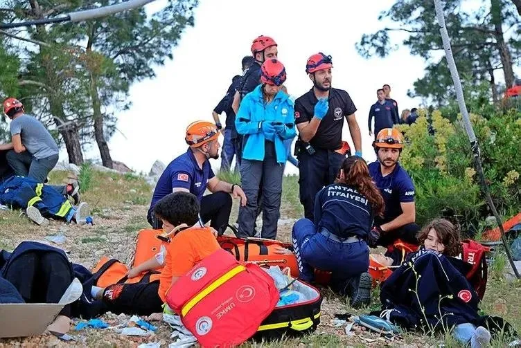 1713240865948.jpeg CHP Antalya'daki teleferik faciasının sorumlularına sahip çıktı! Cezaevi önüne çadır kurdular-8